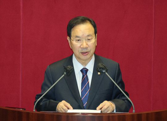 불법 정치자금 수수 등 혐의로 구속영장이 청구된 국민의힘 하영제 의원이 30일 오후 국회에서 열린 본회의에서 본인의 체포동의안에 대한 신상발언을 하고 있다. 연합뉴스